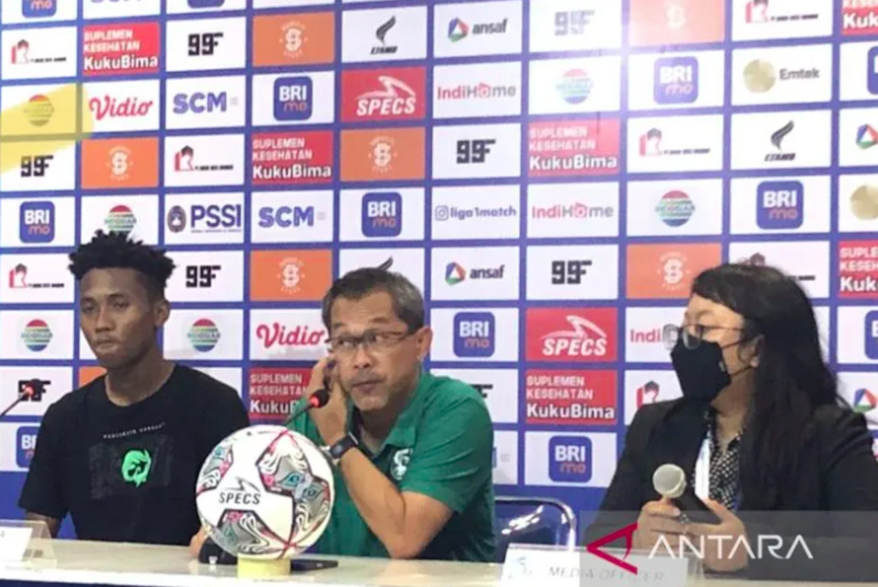 Pelatih Persebaya: Koko Ari Harus Ditandu ke Bus, Kaki Patah? - JPNN.com