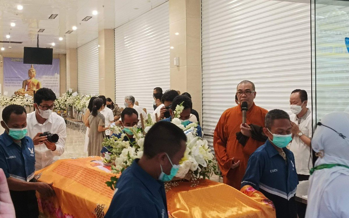 Proses upacara pelepasan jenazah Reza Gunawan, di Rumah Duka Grand Heaven Pluit, Jakarta Utara, Kamis (8/9). Foto: Romaida/JPNN.com