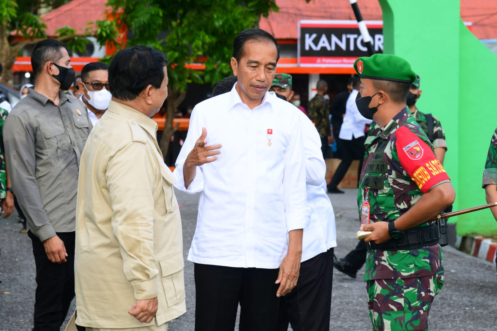 Presiden Joko Widodo (Jokowi) bersama Menteri Pertahanan Prabowo Subianto mendatangi Komando Distrik Militer (Kodim) 1503/Tual, Kabupaten Maluku Tenggara, Provinsi Maluku, Rabu (14/9). Foto: Biro Pers Sekretariat Presiden