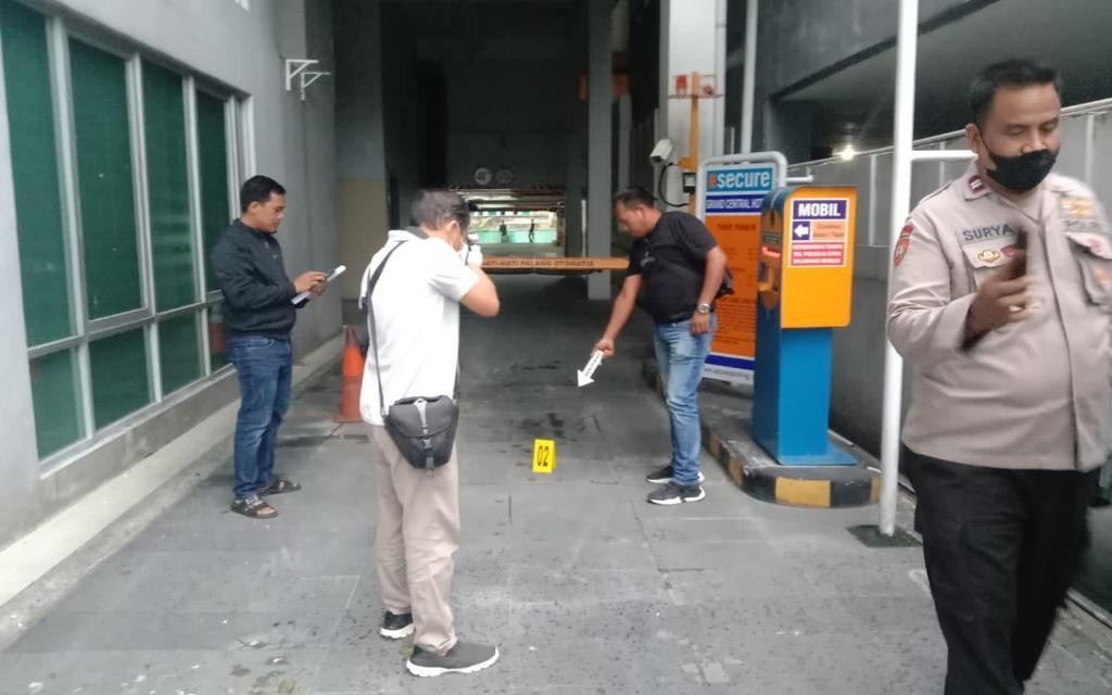 Aparat kepolisian dari Polsek Bukit Raya melakukan olah TKP di Hotel Grand Central Pekanbaru. Foto: Dokumentasi Polsek Bukit Raya.