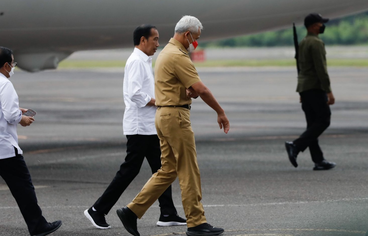 Gubernur Jateng Ganjar Pranowo mendampingi Presiden Jokowi. Foto source for jpnn.com