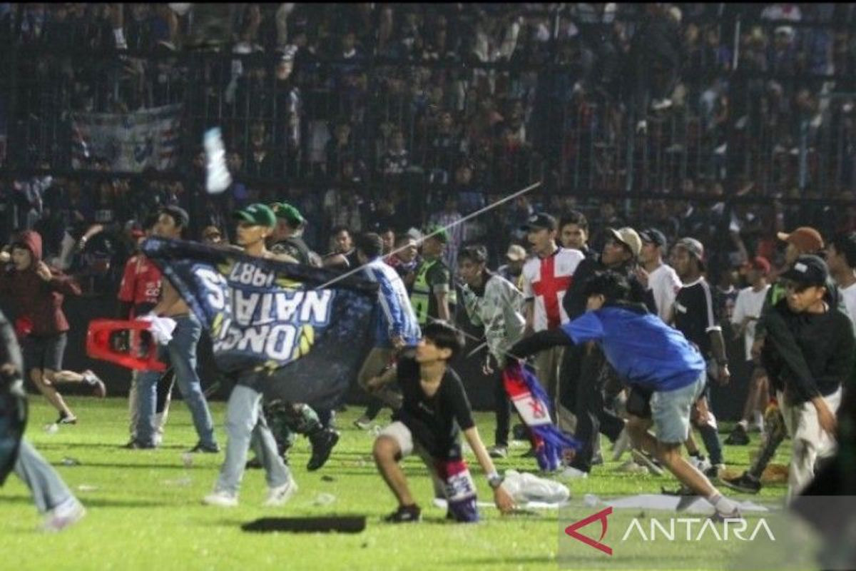 Ilustrasi - Suporter Arema FC memasuki lapangan setelah tim yang didukungnya kalah dari Persebaya di Stadion Kanjuruhan, Malang, Sabtu (1/10/2022). ANTARA FOTO/Ari Bowo Sucipto/tom.