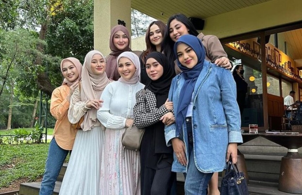 Lesti Kejora saat nongkrong bersama para sahabat. Foto: Instagram/lestykejora