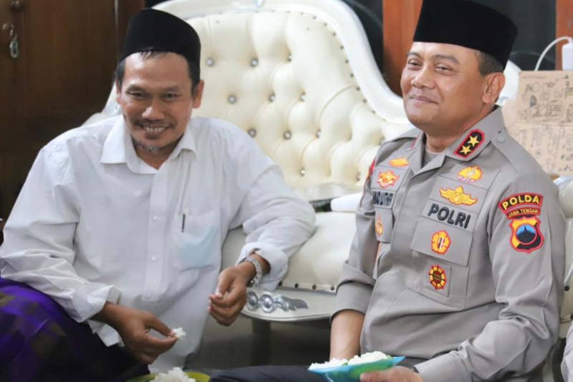 Kapolda Jawa Tengah Irjen Ahmad Luthfi bersilaturahmi dengan pengasuh Pondok Pesantren Al Quran KH Ahmad Bahauddin Nursalim di Rembang, Rabu. (ANTARA/ HO-Humas Polda Jateng)