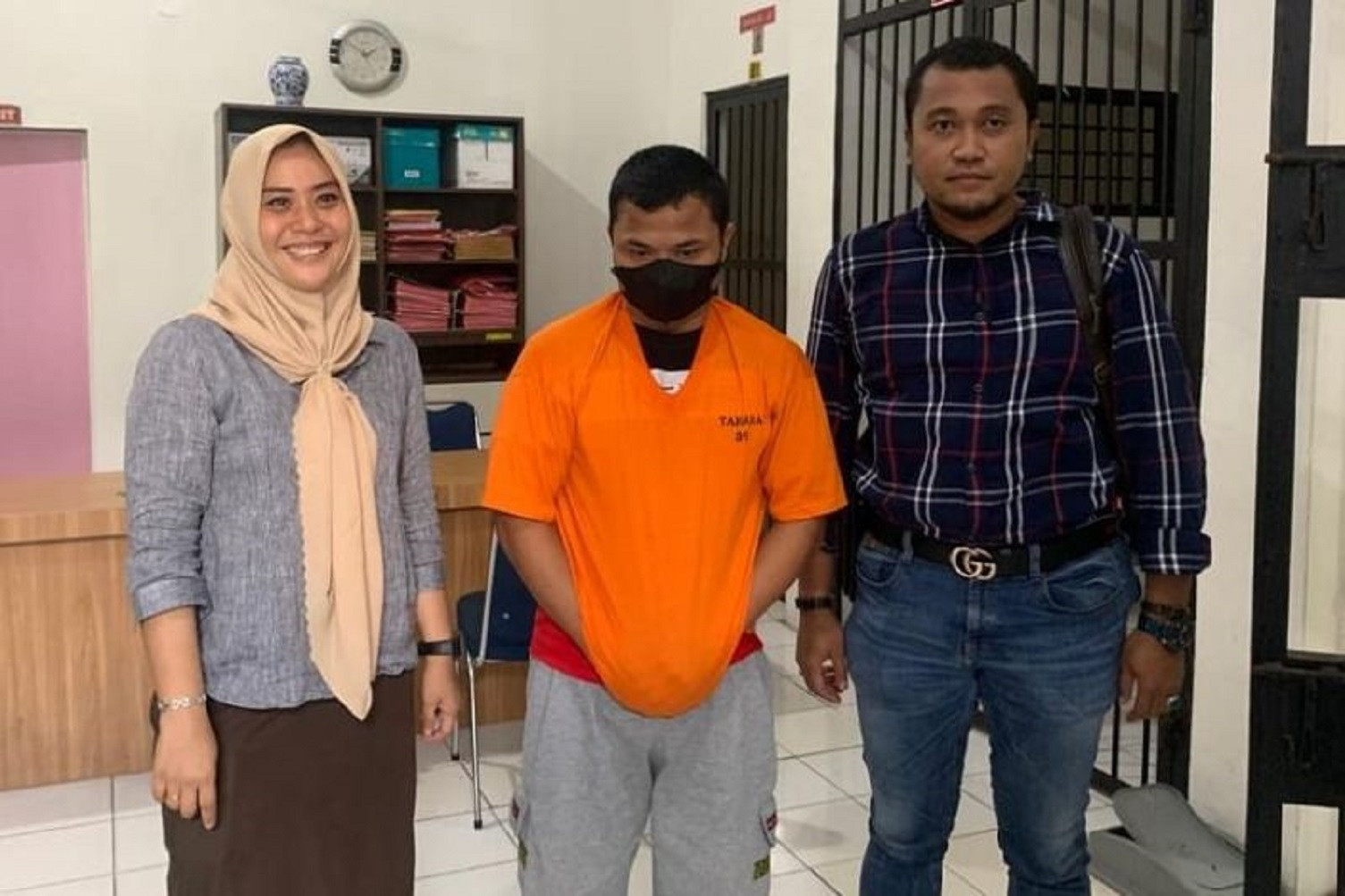 Kejaksaan Negeri Medan menahan RS (tengah) dugaan pelaku penistaan agama yang viral di media sosial (medsos). (Foto:ANTARA/HO)