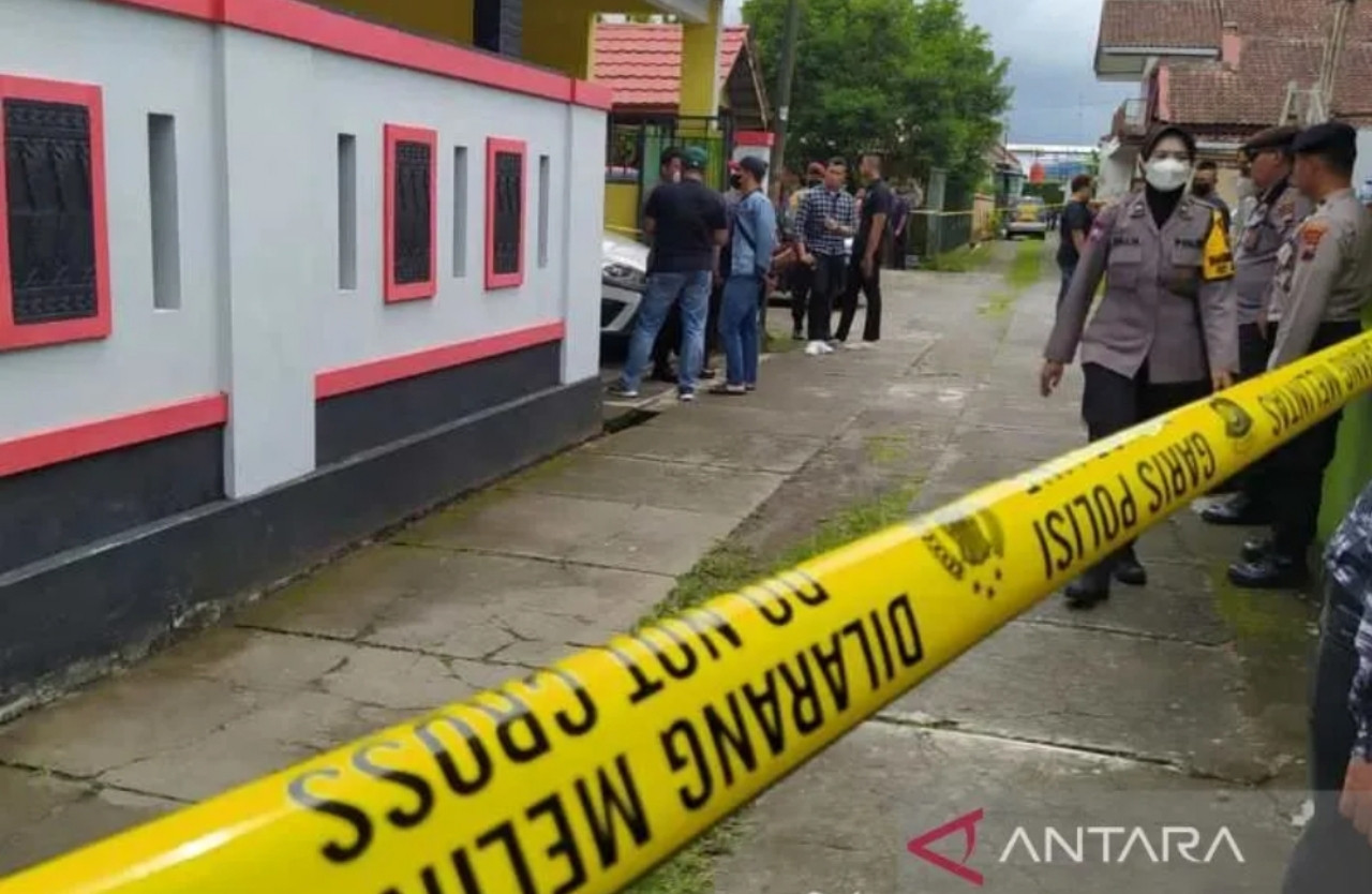 Tempat kejadian perkara satu keluarga tewas diracuni pelaku di Dusun Prajenan, Desa Mertoyudan, Kabupaten Magelang dipasang garis polisi. ANTARA/Heru Suyitno