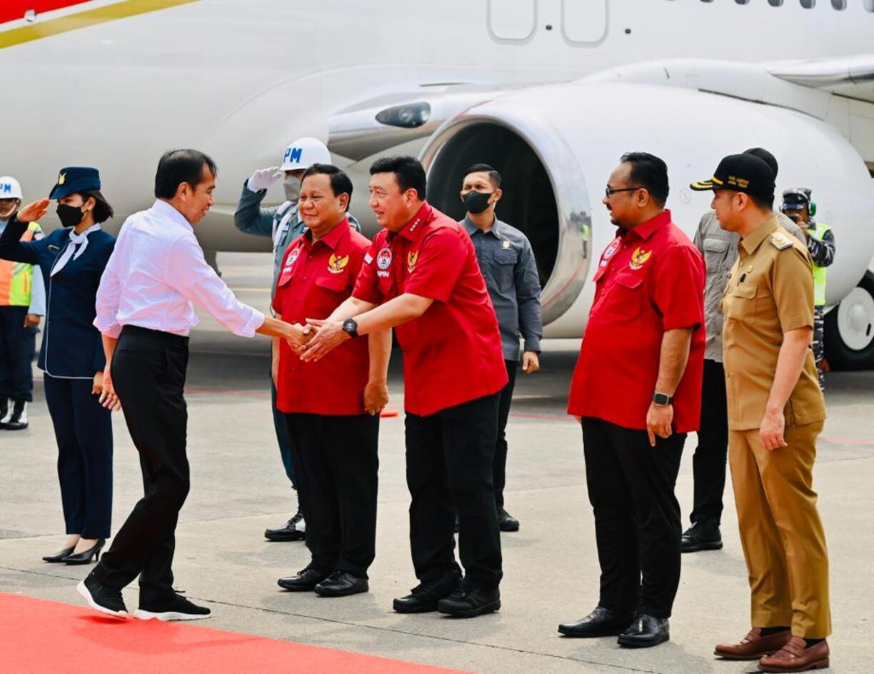 Presiden Joko Widodo (Jokowi) tiba di Bandar Udara Internasional Juanda, Kabupaten Sidoarjo, Jawa Timur, Selasa (29/11) pukul 12.45 WIB. Foto: Biro Pers Sekretariat Presiden