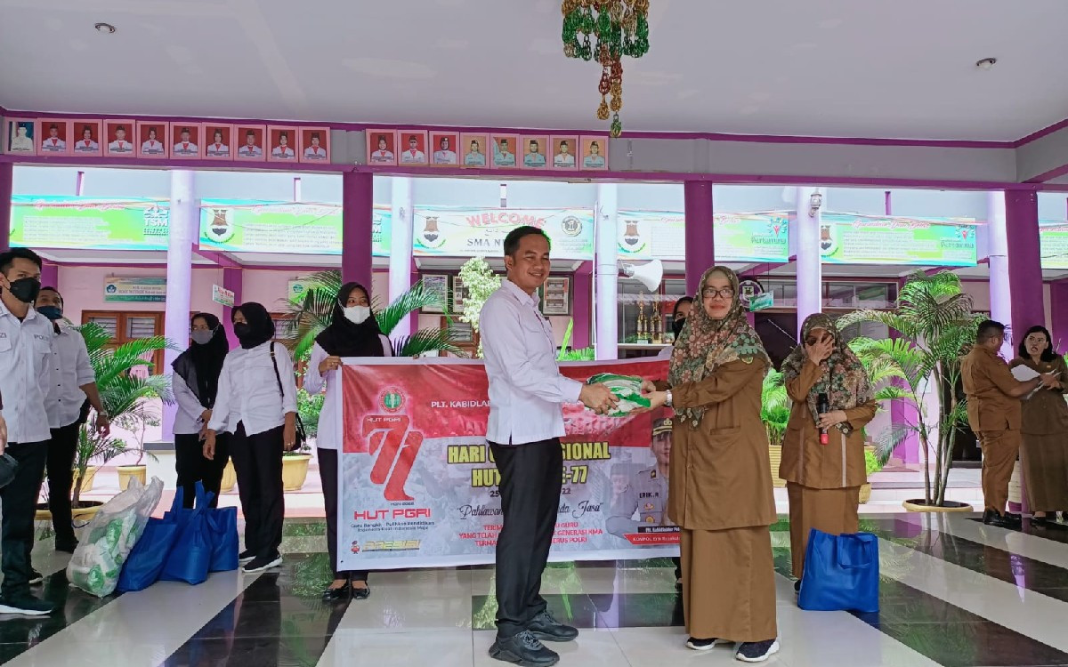 Peduli Pendidikan, Bidlabfor Polda Riau Beri Bantuan kepada Guru Honorer - JPNN.com