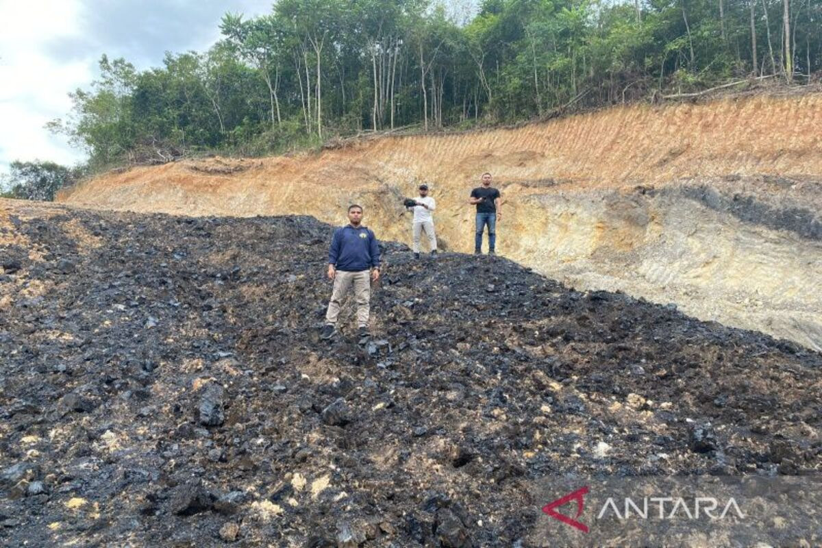 Tim Subdit IV Tipidter Direktorat Reserse Kriminal Khusus Polda Kalsel saat mengecek lokasi bekas galian tambang di Kabupaten HST. ANTARA/Firman