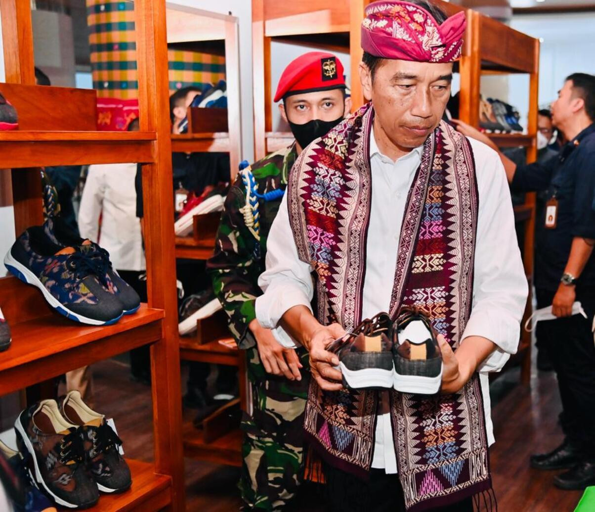 Kala Jokowi Beli Sepatu Khas Tenun Bali, Basuki pun Terpancing - JPNN.com