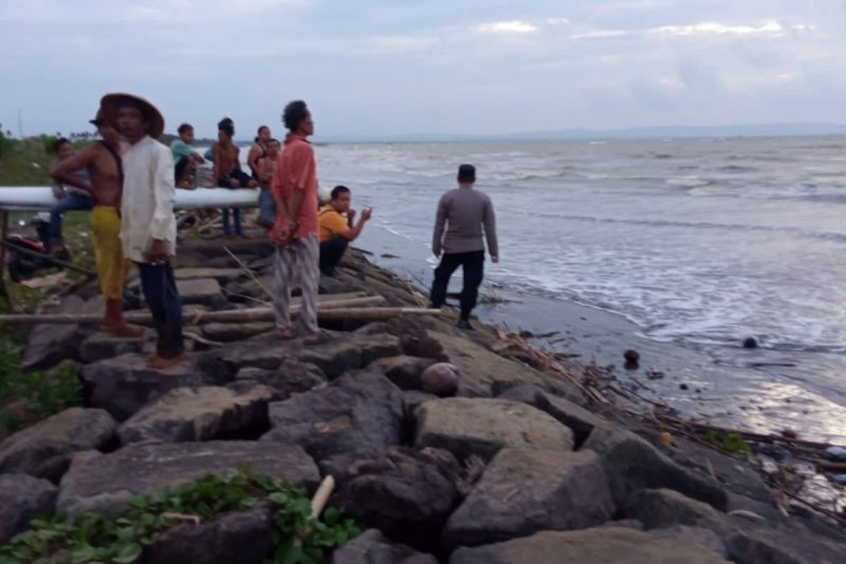 2 Pekerja Tambak Hilang Terseret Ombak di Pantai Cibungur - JPNN.com