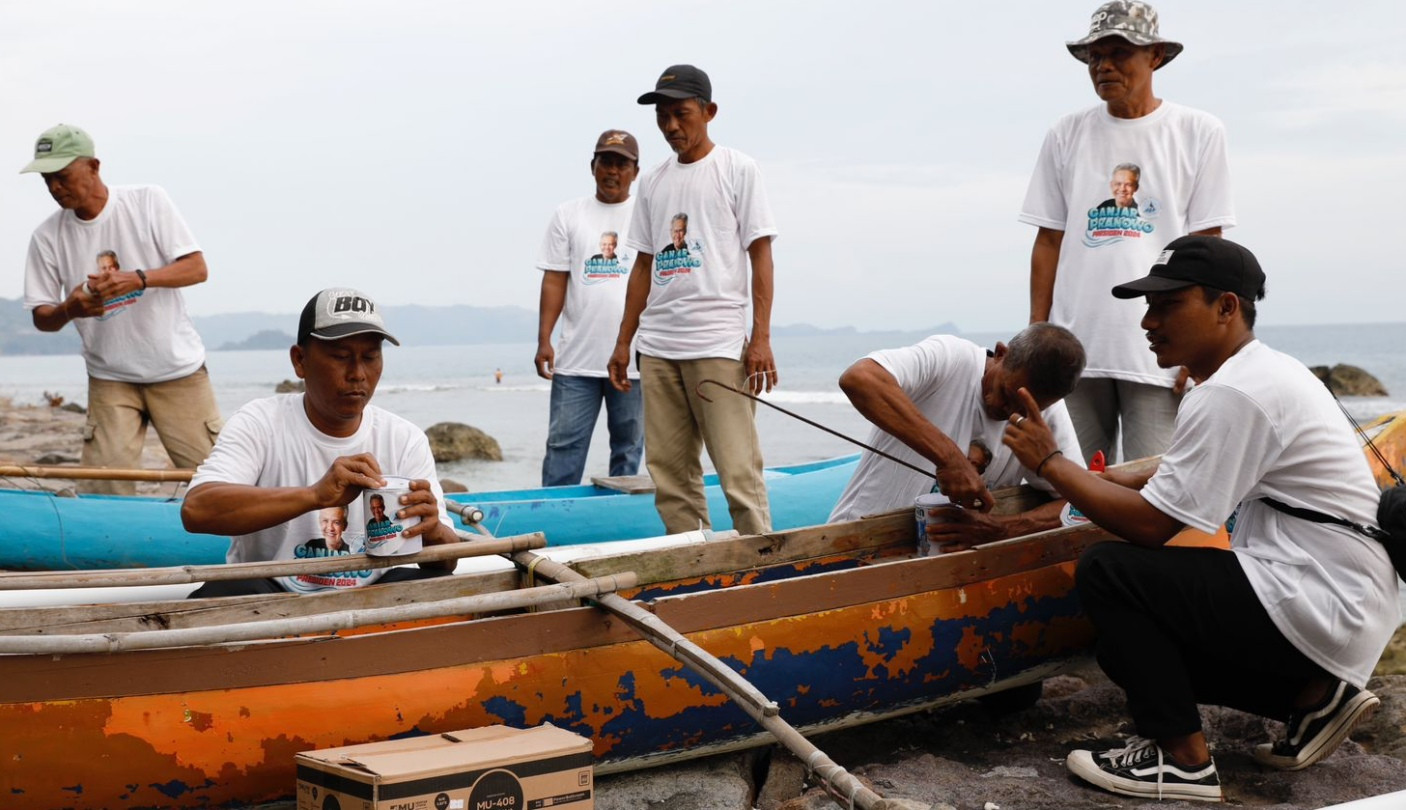 Sukarelawan Ganjar Pranowo Bantu Renovasi Perahu Nelayan di Lampung Selatan - JPNN.com