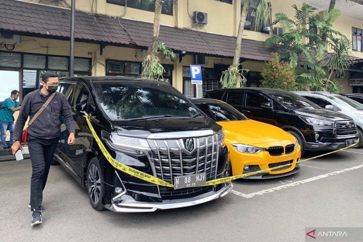 Sejumlah kendaraan mewah milik tersangka kasus investasi robot trading Wahyu Kenzo yang disita oleh Polresta Malang Kota, di Kota Malang, Jawa Timur, Jumat (10/3/2023). ANTARA/Vicki Febrianto