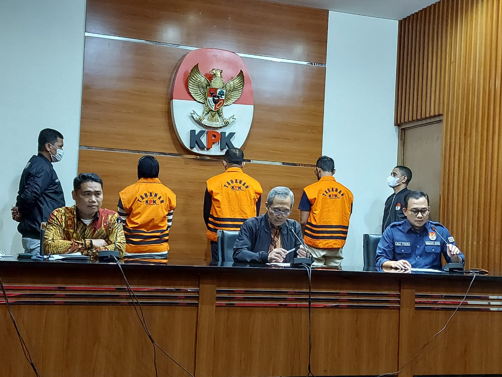 KPK menggelar konferensi pers penangkapan Bupati Meranti Muhammad Adil di Gedung KPK, Jakarta, Jumat (7/4) dini hari. Foto: Source for jpnn