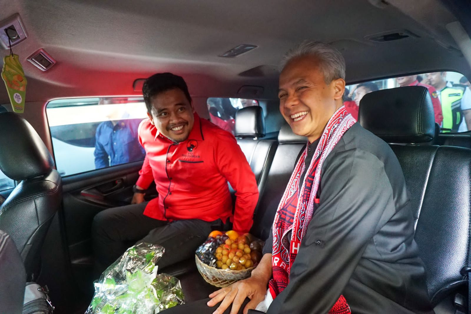 Bacapres 2024 Ganjar Pranowo bersama dengan Bobby Nasution, menantu Presiden Jokowi. Dok: tim media Ganjar.