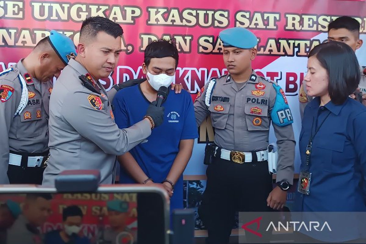Tersangka pencabulan yang merupakan oknum guru saat ditunjukkan kepada media di Cirebon, Jawa Barat, Rabu (5/7/2023). (ANTARA/Khaerul Izan)