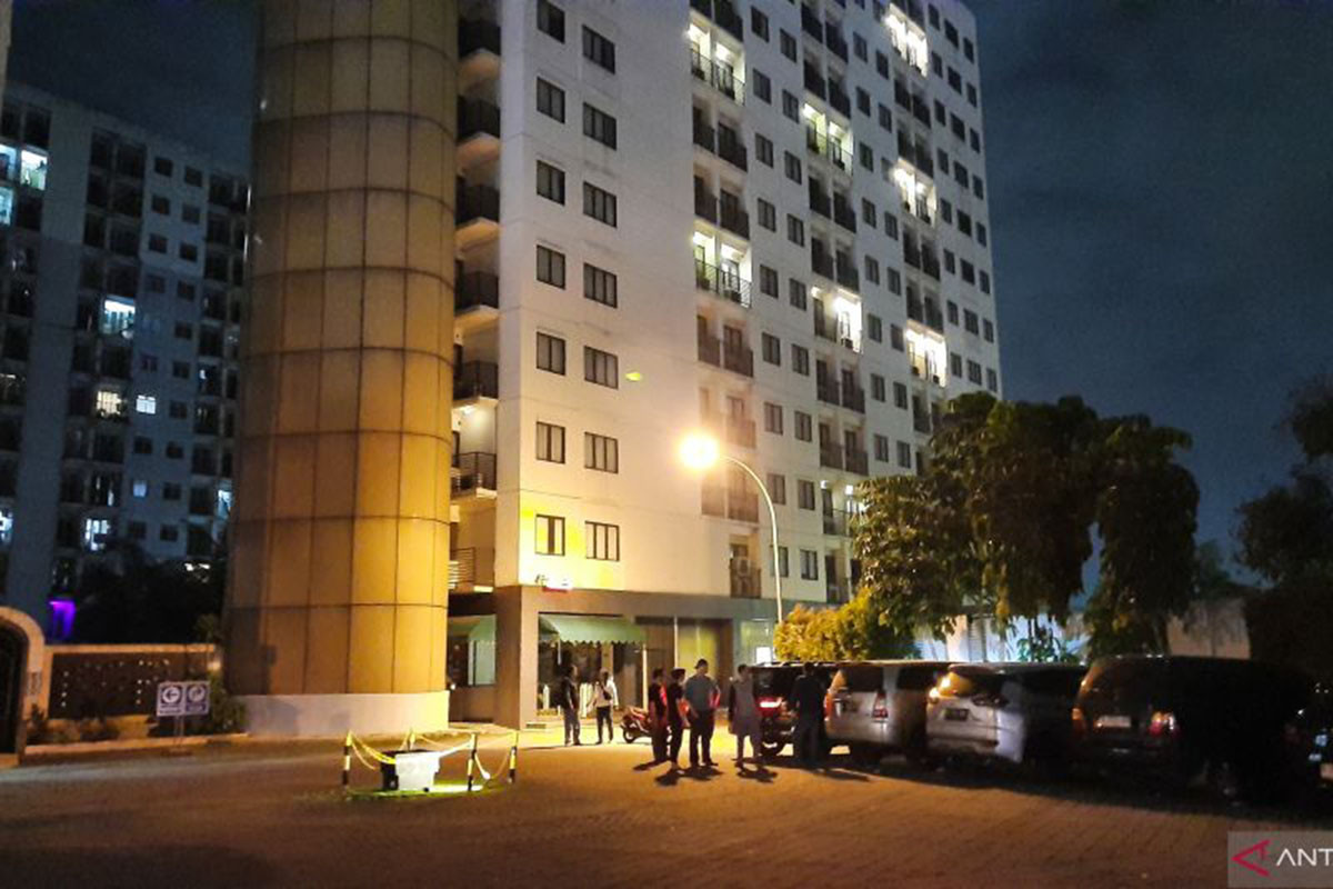 Sejumlah penyidik dari Polres Tangerang Selatan melakukan olah TKP di Apartemen Paragon, Kecamatan Curug, Kabupaten Tangerang, Banten, Minggu (9/7/2023). ANTARA/Azmi Samsul Maarif