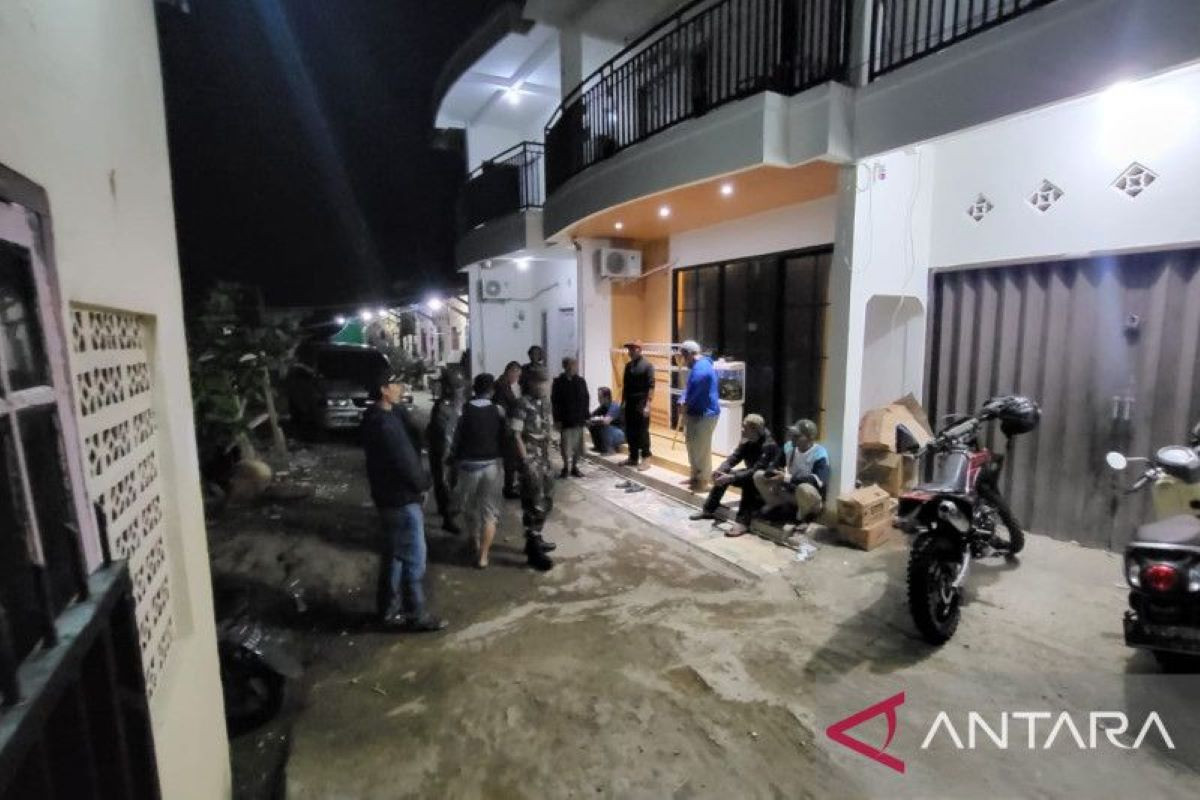 Situasi Kampung Al-Furqon, Desa/Kecamatan Cisolok, Kabupaten Sukabumi, Jawa Barat setelah kedatangan gerombolan bermotor yang mengancam warga dengan senpi, Minggu (9/7/2023) malam. ANTARA/Aditya Rohman