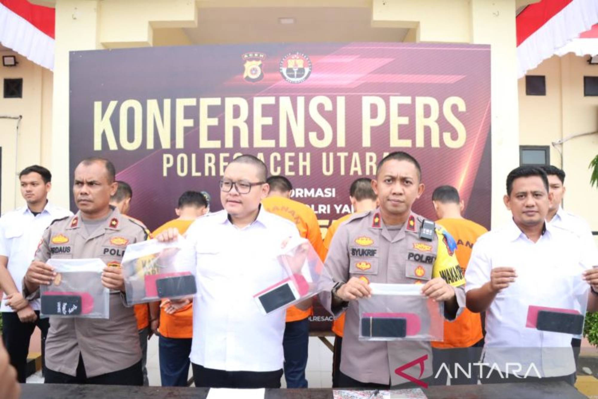 Polisi memperlihatkan barang bukti yang disita dalam kasus tindak pidana perdagangan orang saat konferensi pers di Mapolres Aceh Utara, Rabu (19/7/2023). (ANTARA/HO-Polres Aceh Utara)