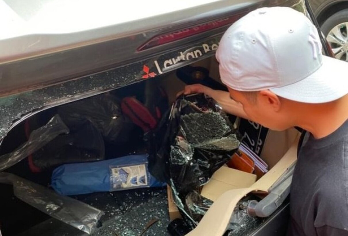 Baim Wong memperlihatkan kondisi mobilnya yang dibobol maling. Foto: Instagram/baimwong
