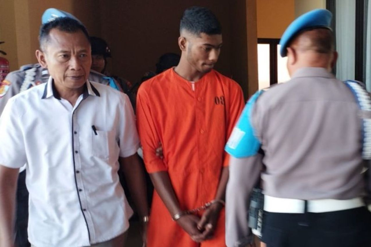 Personel Kepolisian Resor Kota Denpasar mengawal pelaku pemerkosaan bule Wangkadasih Dever di Polresta Denpasar, Bali, Jumat (11/8/2023). ANTARA/Rolandus Nampu