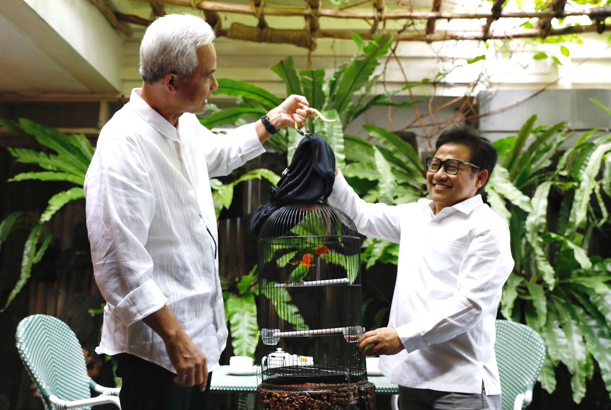 Ketua Umum PKB A. Muhaimin Iskandar alias Cak Imin menerima sepasang burung cinta atau lovebird dari bakal capres untuk Pilpres 2024 Ganjar Pranowo di sebuah kafe di Jakarta Selatan, Jumat (18/8). Foto: supplied for JPNN.com