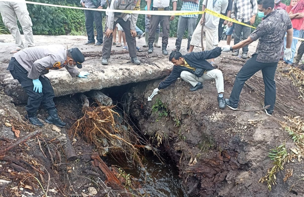 Lokasi penemuan mayat wanita yang dibunuh secara sadis dan jasanya dibungkus karung goni, di Dumai, Riau. Foto: Polres Dumai