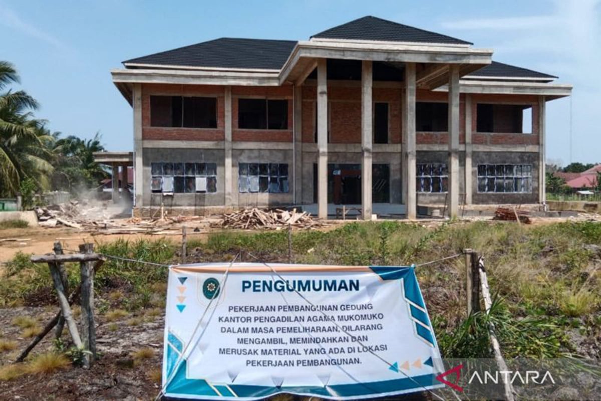 Proyek pembangunan gedung Pengadilan Agama Kabupaten Mukomuko yang berhenti akibat putus kontrak, Selasa (5/9/2023) ANTARA/Ferri.?