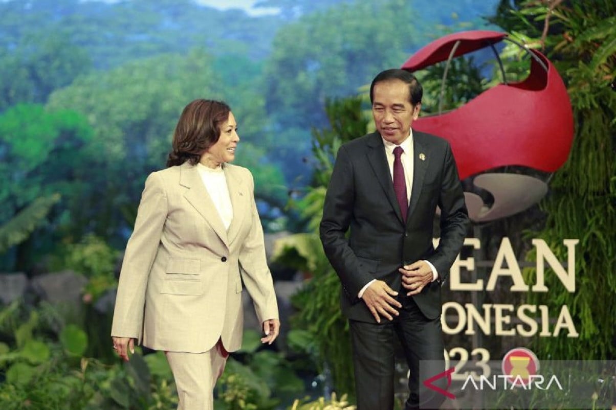 Presiden Joko Widodo (kanan), berjalan bersama Wakil Presiden Amerika Serikat Kamala Harris, sebelum ASEAN-US Summit di Jakarta, Rabu (6/9/2023). ANTARA FOTO/Media Center KTT ASEAN 2023/Dwi Prasetya/foc/aa. Foto: ANTARA FOTO/DWI PRASETYA