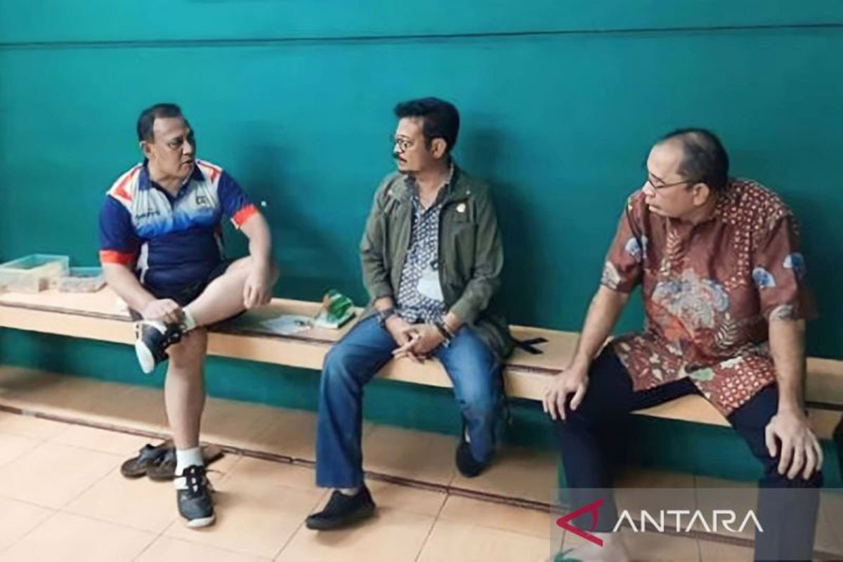 Foto Ketua KPK Firli Bahuri (kiri) bersama Syahrul Yasin Limpo atau SYL (tengah) bertemu di GOR Badminton, kawasan Jakarta pada 2 Maret 2022. ANTARA/Dokumentasi Pribadi.