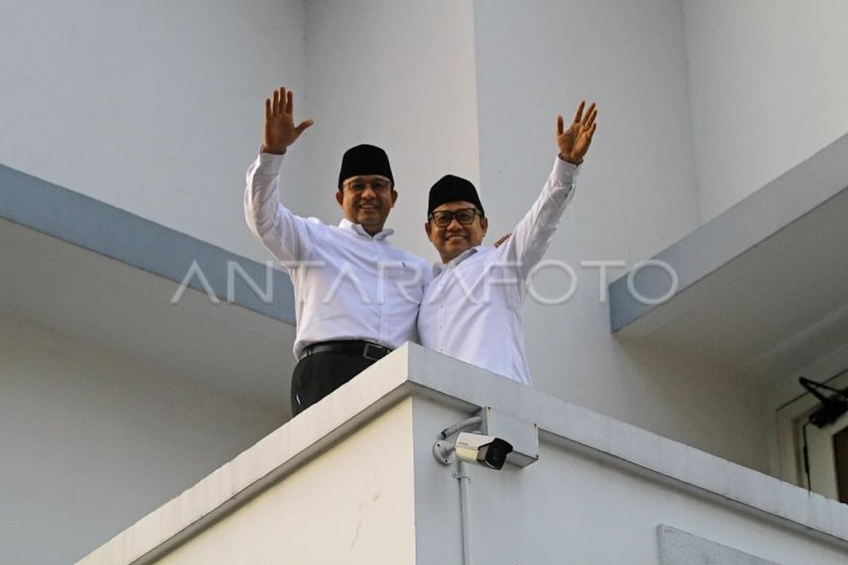 ARSIP - Bakal calon presiden Anies Baswedan (kiri) dan bakal calon wakil presiden Muhaimin Iskandar (kanan) berfoto bersama di sela Deklarasi Capres-Cawapres 2024 di Hotel Majapahit, Surabaya, Jawa Timur, Sabtu (2/9/2023). ANTARA FOTO/Moch Asim.
