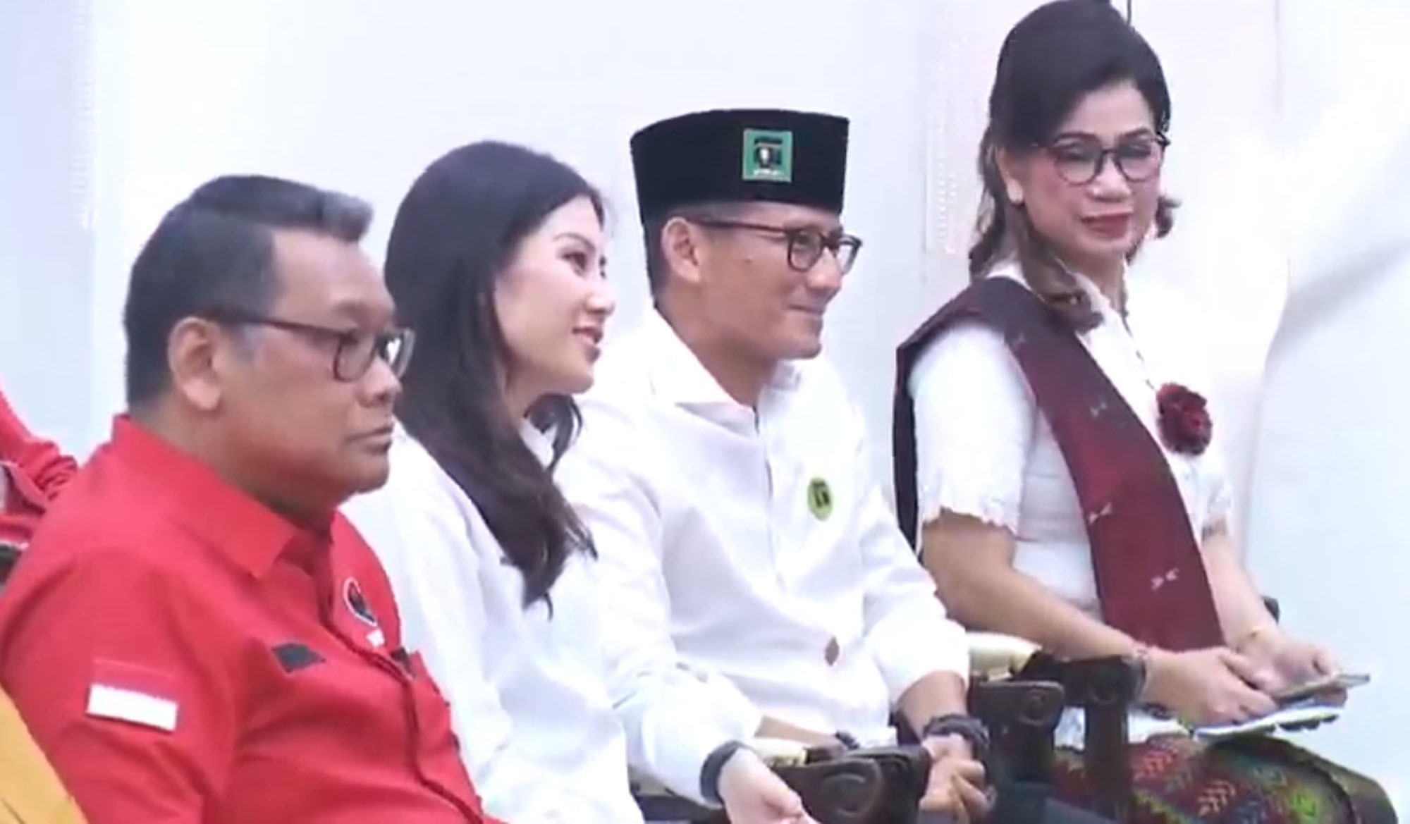 Sandiaga Uno tampak tersenyum saat namanya disebut Megawati di acara pengumuman cawapres pendamping Ganjar di kantor DPP PDI Perjuangan, Rabu (18/10). Foto: tangkapan layar
