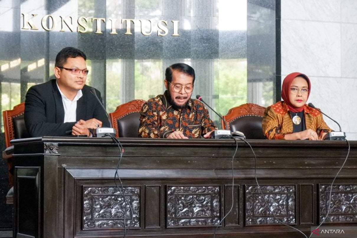 Ketua MK Anwar Usman (tengah) dan hakim MK Enny Nurbaningsih (kanan) saat memberikan keterangan mengenai pembentukan MKMK di Gedung Mahkamah Konstitusi, Jakarta, Senin (23/10/2023). ANTARA/Uyu Septiyati Liman
