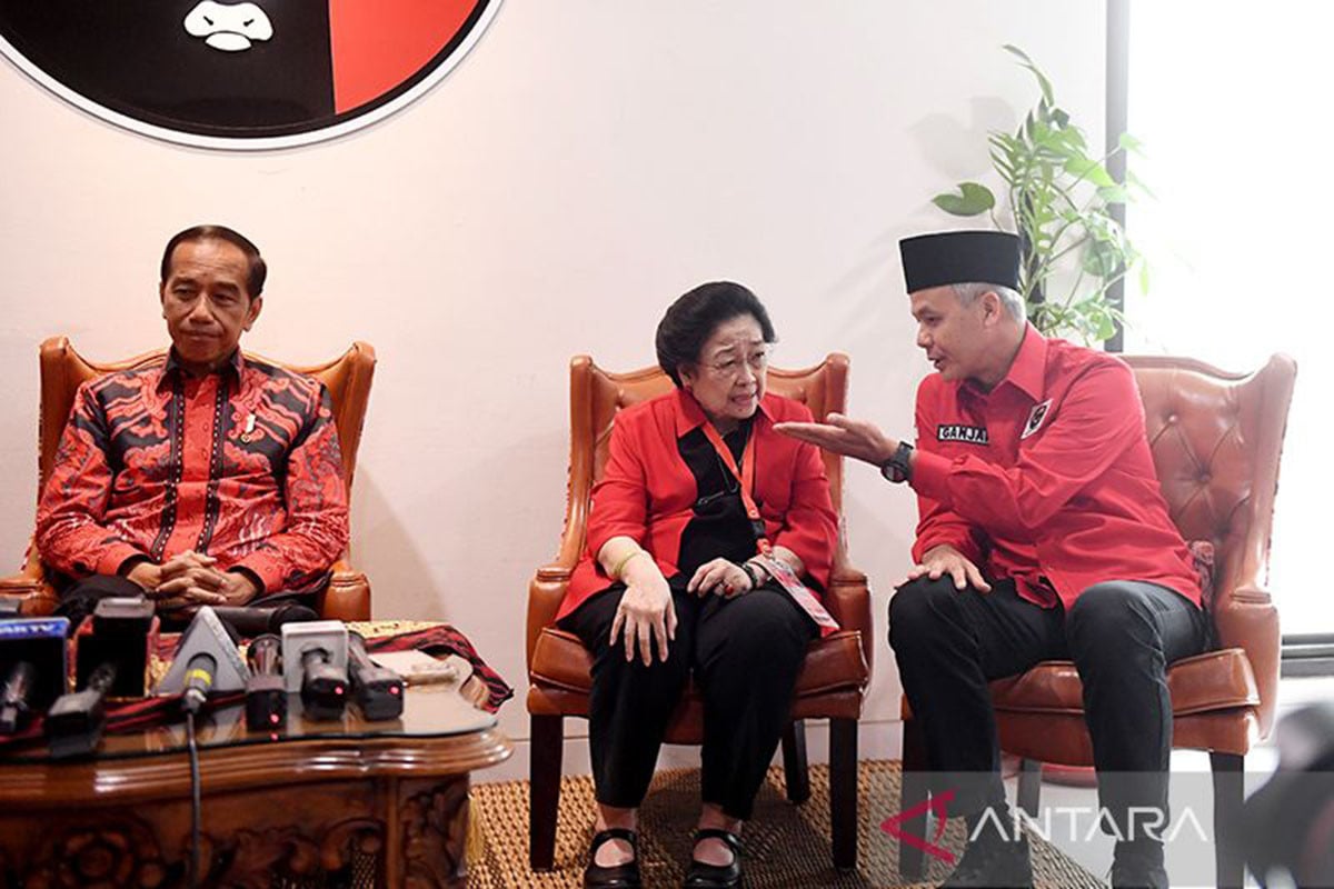 Arsip foto - Ketua Umum PDI Perjuangan Megawati Soekarnoputri (tengah) bersama Presiden Joko Widodo (kiri) dan Capres Ganjar Pranowo dalam konferensi pers Rakernas PDI Perjuangan di Jakarta, Selasa (6/6/2023). (ANTARA FOTO/Akbar Nugroho Gumay/hp/aa)