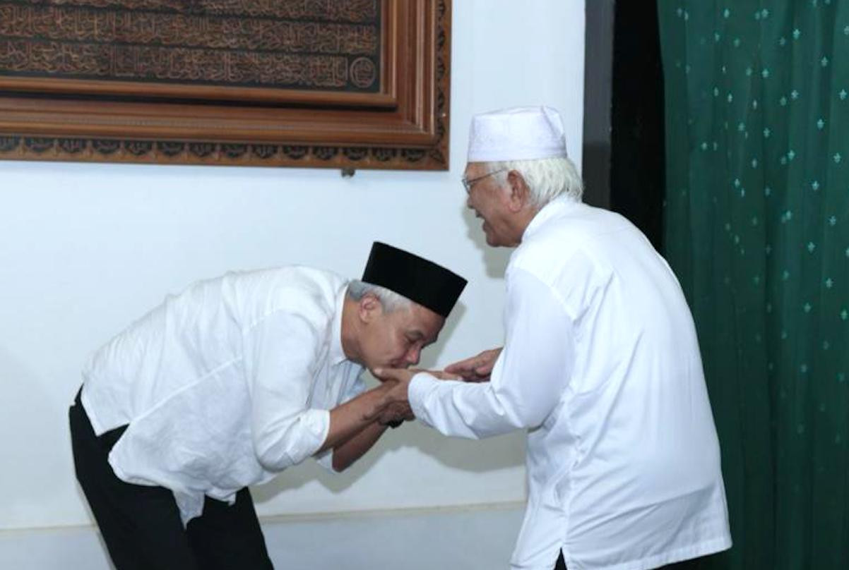 Bakal capres Pilpres 2024 Ganjar Pranowo (berpeci hitam) saat sowan kepada K.H. Mustofa Bisri alias Gus Mus di Rembang, Jawa Tengah, Senin (13/11/2023) siang. Foto: supplied