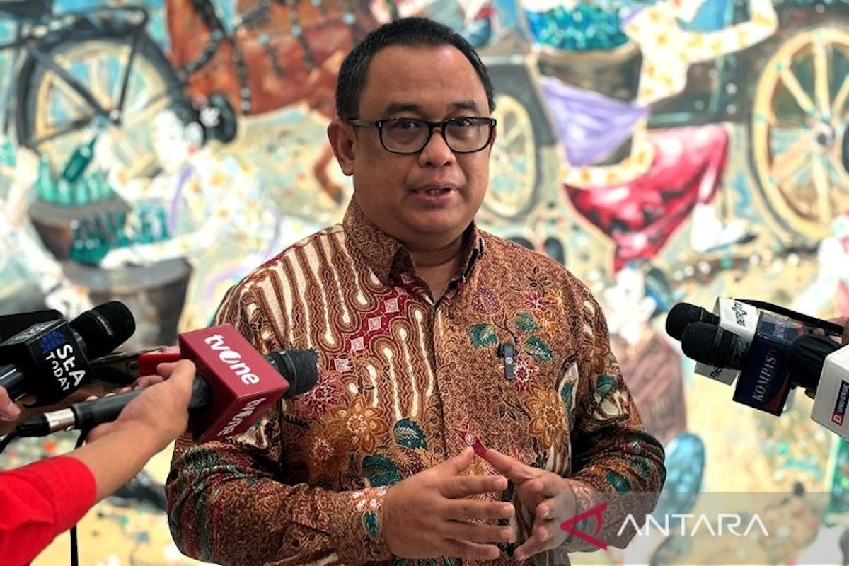 Koordinator Staf Khusus Presiden Ari Dwipayana saat memberikan keterangan kepada wartawan di Gedung Kementerian Sekretariat Negara, Jakarta, Selasa (28/11/2023). (ANTARA/Pradanna Putra Tampi/aa)