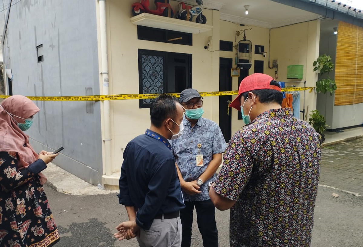Wakil Ketua KPAI Jasa Putra saat mendatangi kontrakan keluarga korban di Jagakarsa, Jakarta Selatan, Kamis pagi (7/12). Foto: KPAI