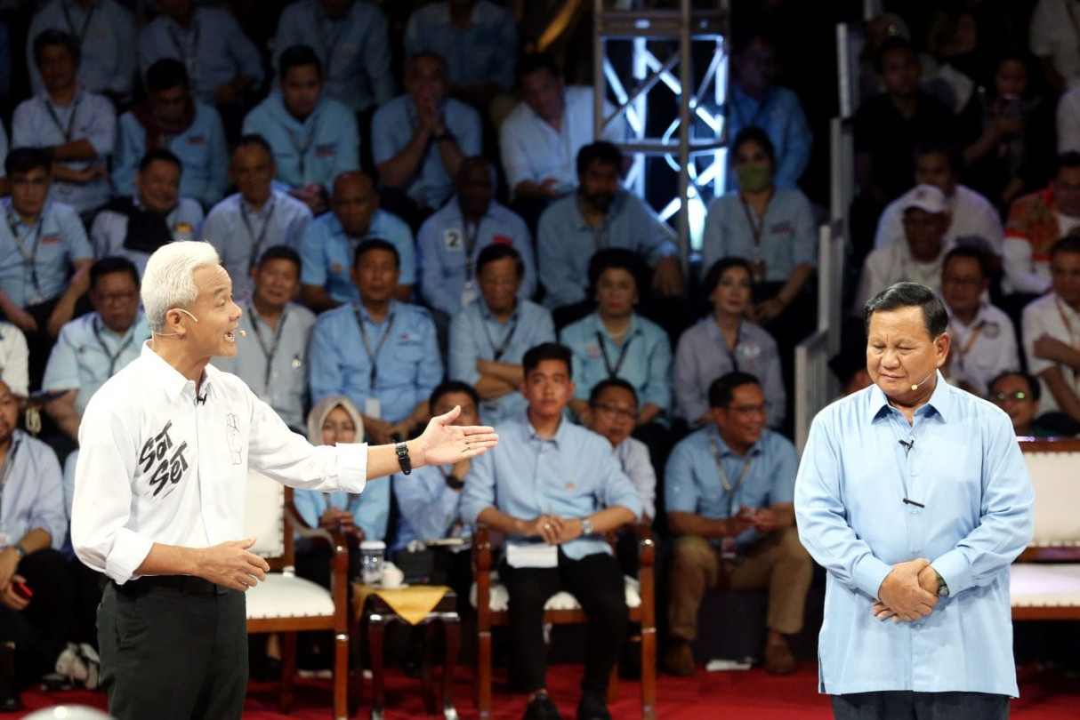 Ganjar Pranowo menanyakan soal isu pelanggaran hak asasi manusia (HAM) kepada Prabowo Subianto (kemeja biru) saat debat kandidat Pilpres 2024 RI di kantor KPU, Jakarta Pusat, Selasa (12/12). Foto Ricardo/jpnn.com