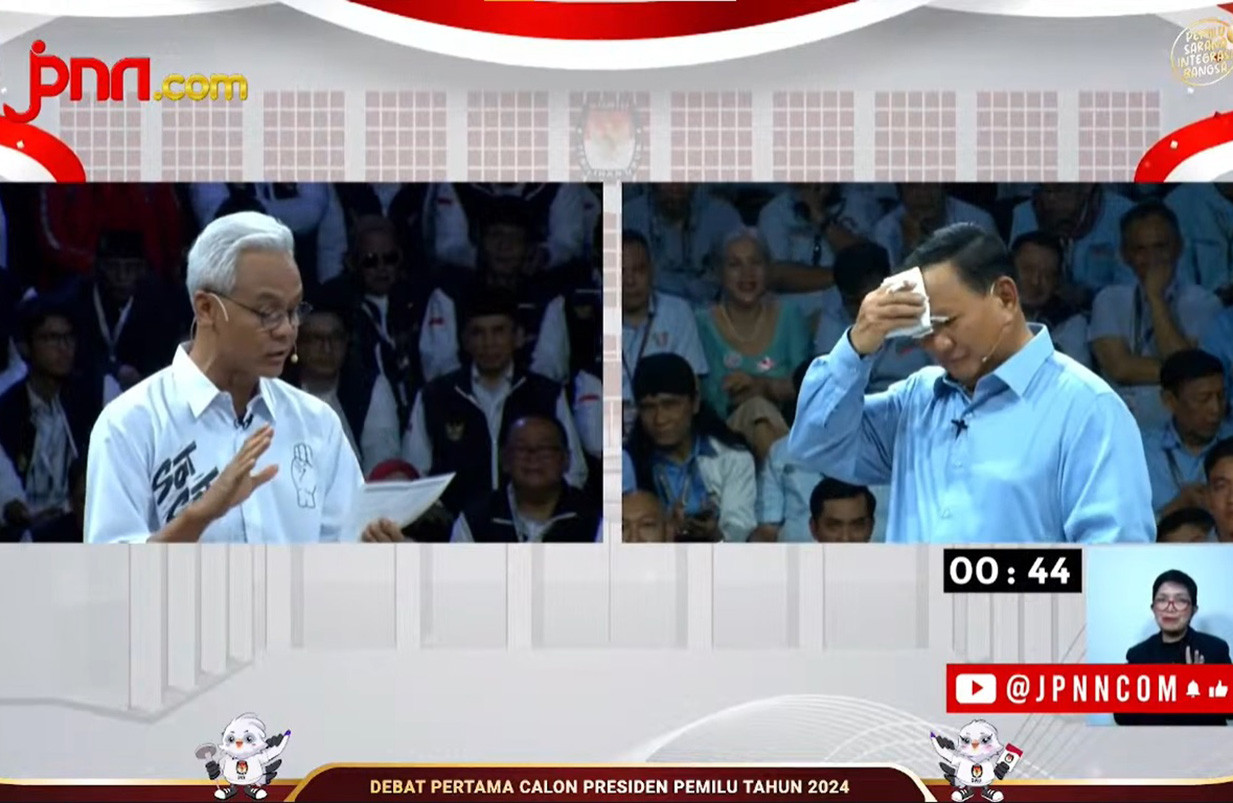 Momen Capres RI Prabowo Subianto mengelap dahi saat kompetitornya Ganjar Pranowo bertanya penyelesaian kasus pelanggaran HAM berat saat debat capres di Gedung KPU RI, Selasa malam (12/12/2023). Foto: Tngkapan layar YouTube akun JPNN.com