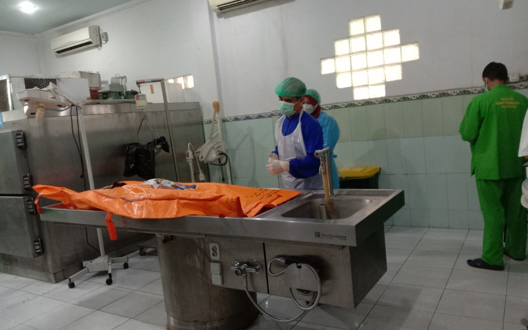 Salah satu jasad korban saat akan dilakukan autopsi di Rumah Sakit Bhayangkara Palembang, Kamis (21/12). Foto: Cuci Hati/JPNN.