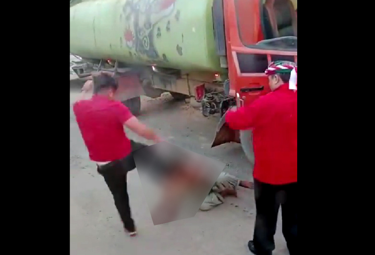 Sebuah video berdurasikan 3 menit 11 detik memperlihatkan pria diduga ajudan hajar supir truk hingga terkapar di depan Bupati Kutai Barat. -Tangkapan layar video X@Pai_C1-