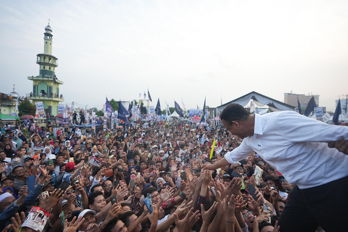 Capres RI Anies Baswedan menyalami para pendukungnya yang membanjiri acara kampanye akbar Pilpres 2024 di Lapangan Reformasi Deli Serdang, Kamis (1/2/2024). Foto: Timnas AMIN