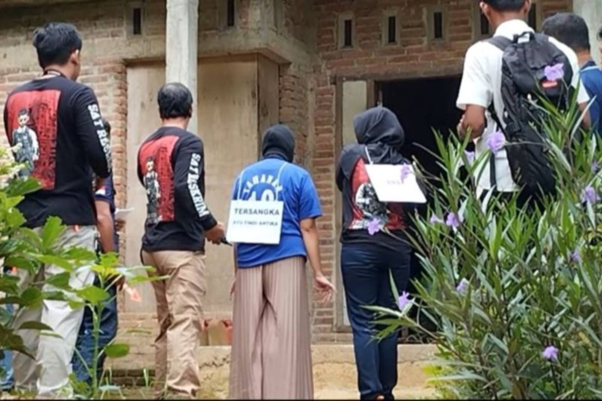 Warga menonton jalannya rekonstruksi di rumah korban kopi sianida di Sudimoro, Pacitan, Selasa (27/2/2024). ANTARA/HO-Polres Pacitan