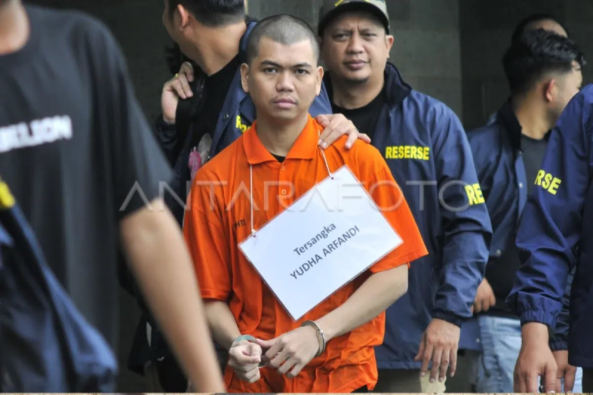 Tersangka Yudha Arfandi (tengah) mengikuti rekonstruksi kematian anak Tamara Tyasmara, Dante di kolam renang Tirta Emas, Pondok Kelapa, Jakarta Timur, Rabu (28/2/2024). ANTARA FOTO/ Fakhri Hermansyah/foc.