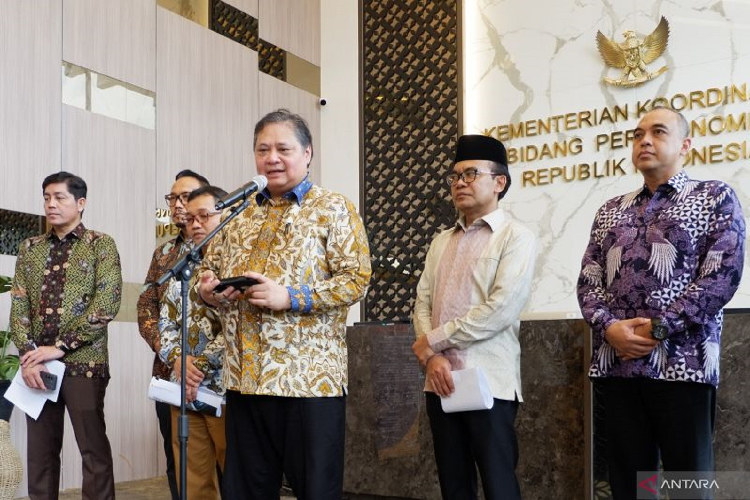 Menko Airlangga: Sampai Juni Harga BBM Tak Naik - JPNN.com