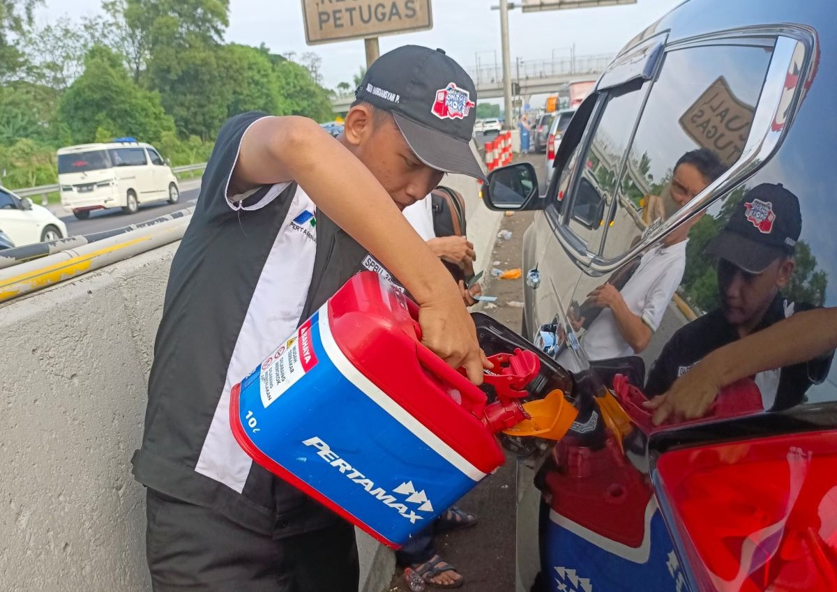 Motorist Pertamina Gercep Kirim BBM ke Kendaraan yang Kehabisan Bensin di Tol, Lihat Tuh - JPNN.com