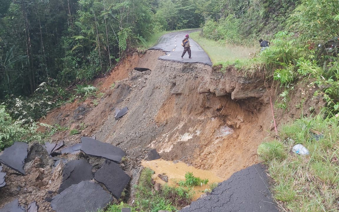 Jalan Trans Papua Terputus Gegara Longsor & Hujan Intensitas Tinggi - JPNN.com