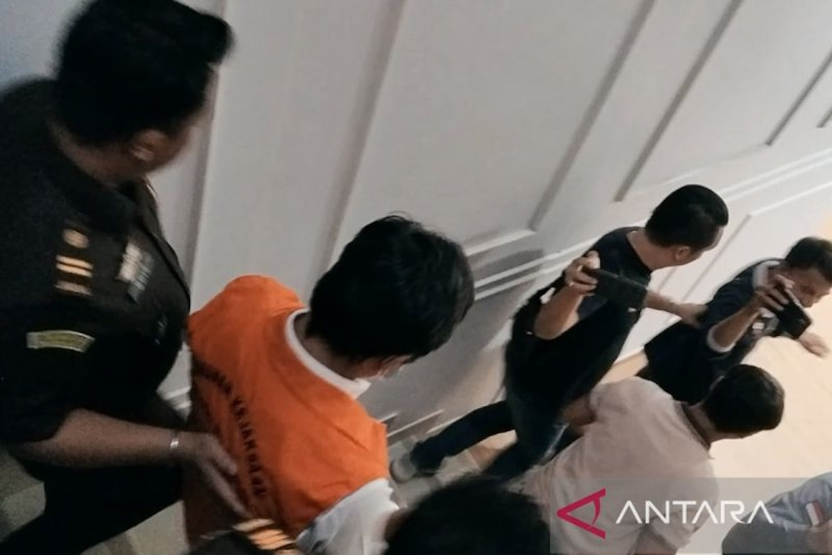 Kejari Palembang Tahan Tersangka Korupsi Bahan Pakaian Batik - JPNN.com