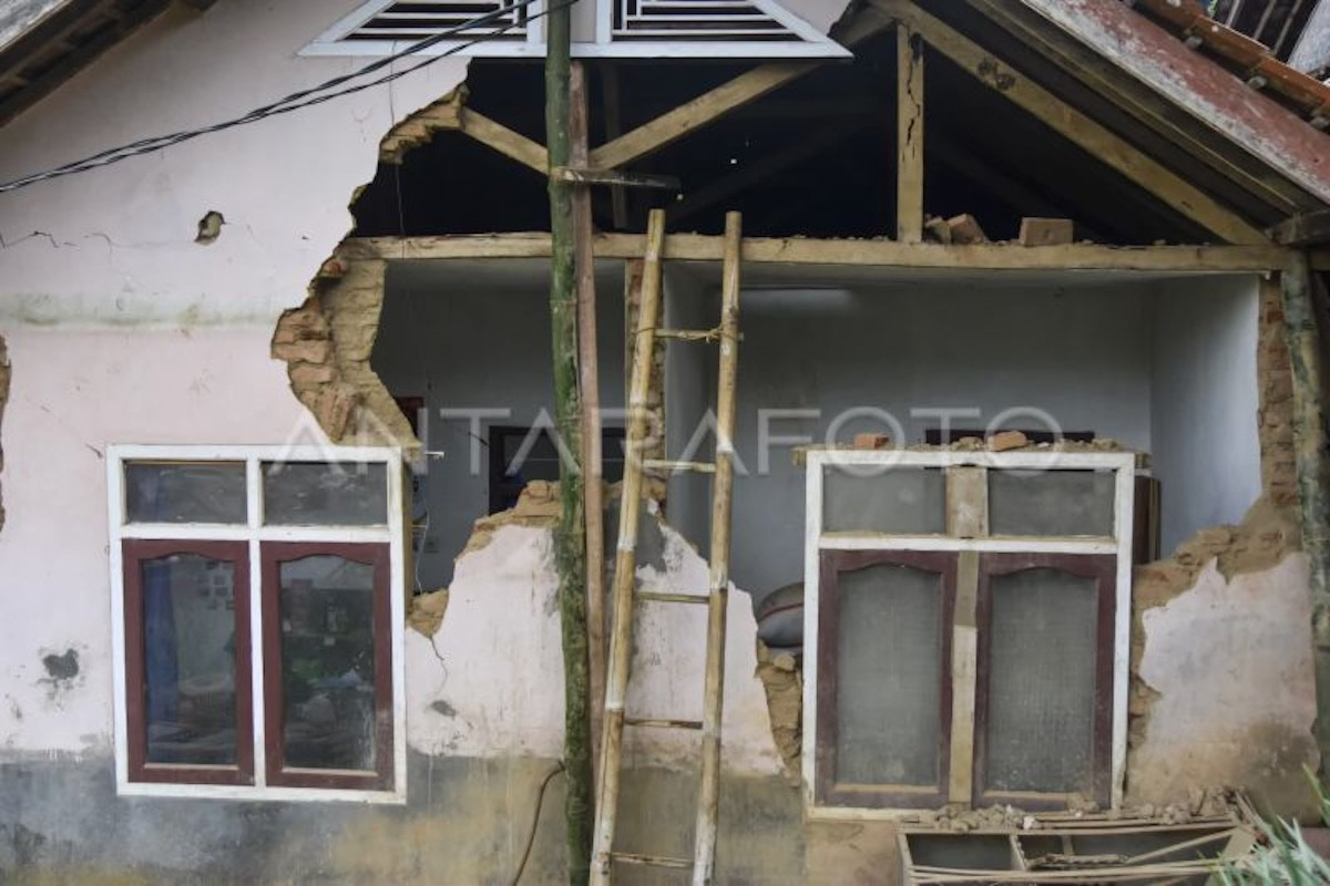 BNPB: 110 Rumah Rusak dan 75 KK Terdampak Gempa Garut - JPNN.com