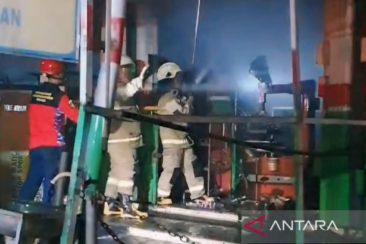 Bengkel Motor di Cilangkap Terbakar, Kerugian Ratusan Juta Rupiah - JPNN.com